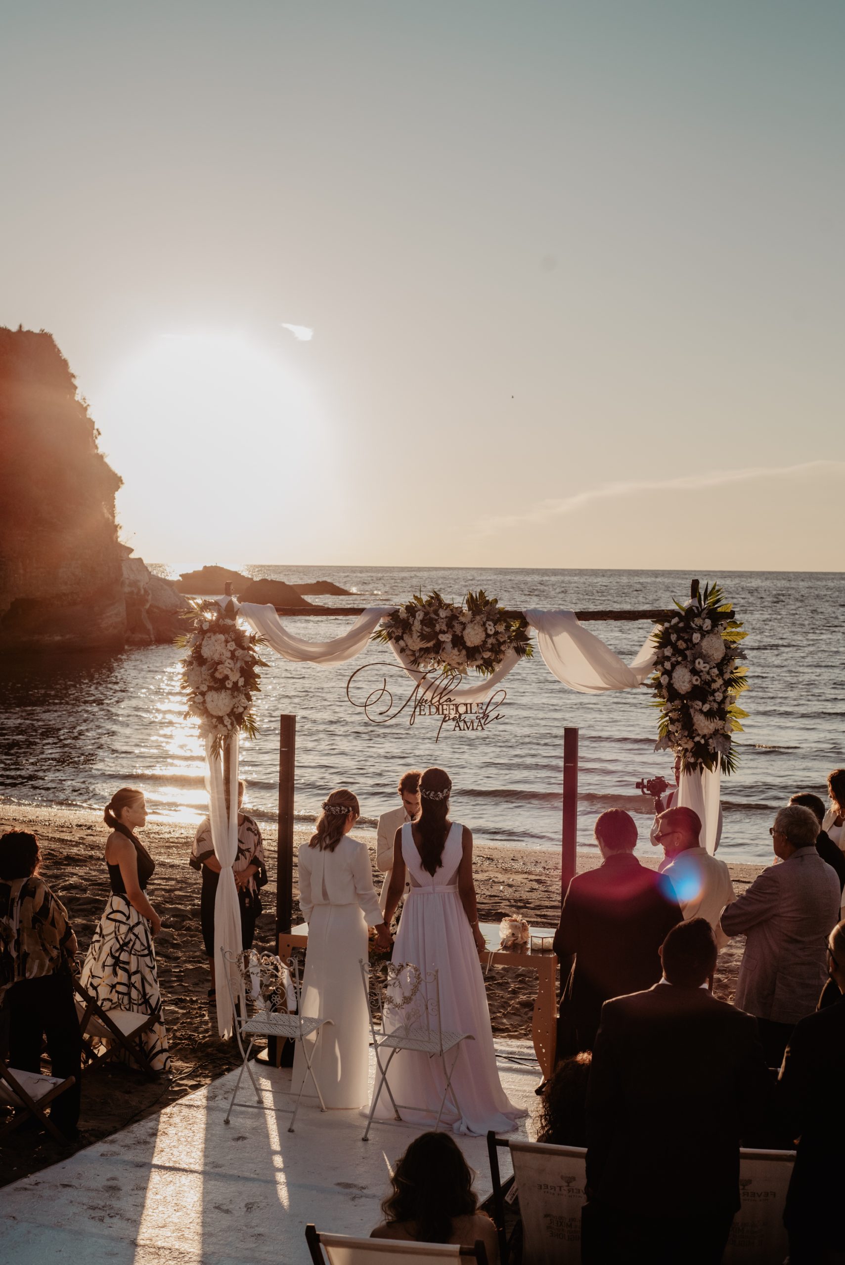 Matrimonio al Nabilah, Bacoli — rito con i piedi sulla sabbia.